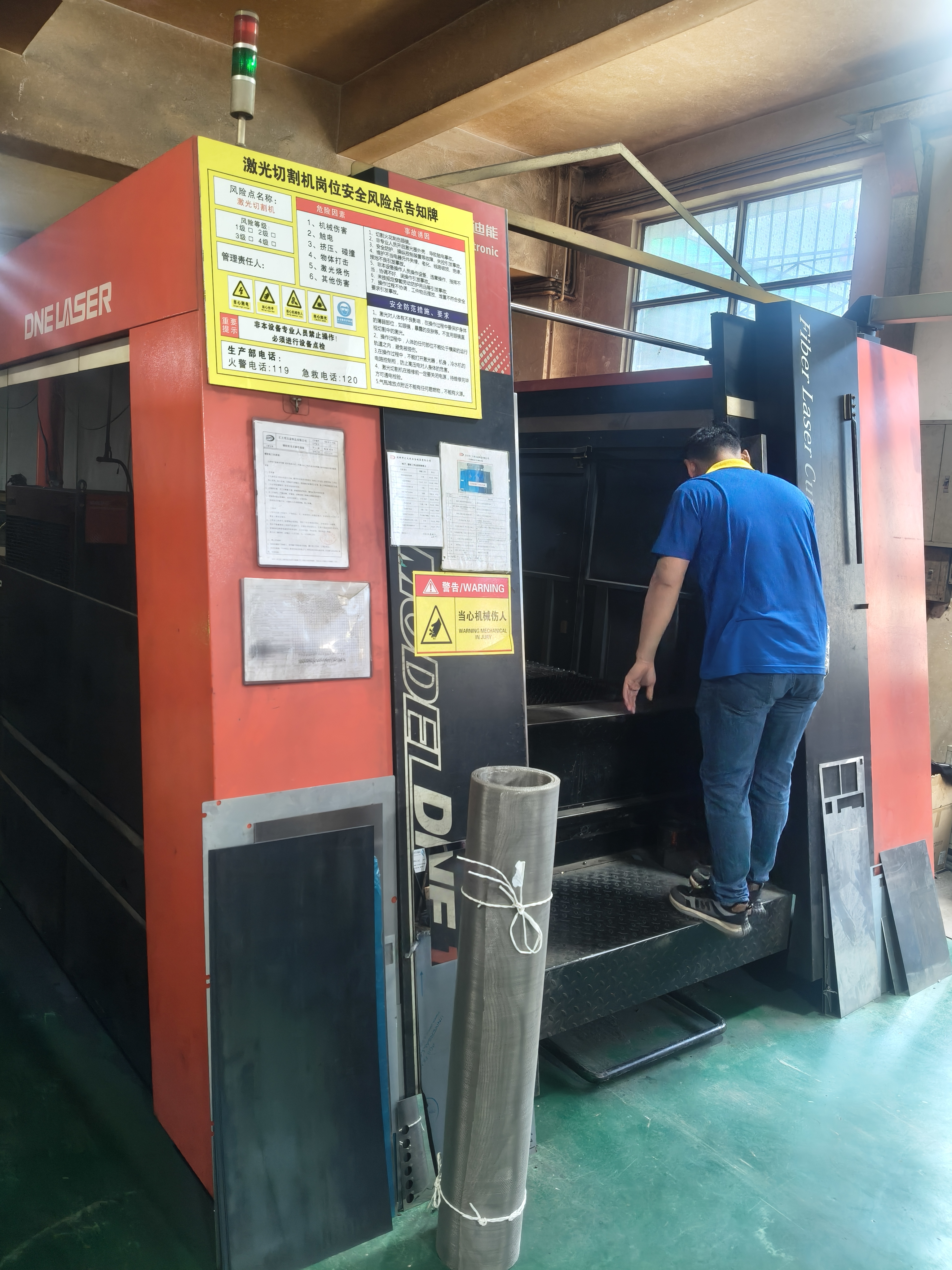 Fiber laser cutting machine
